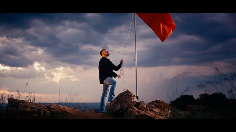 Afrikaanse proteslied verklaar met trots “ons bloed is oranje”